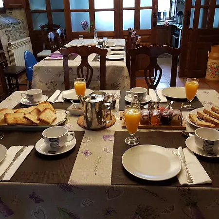 Trisqueles Y Buganvillas *