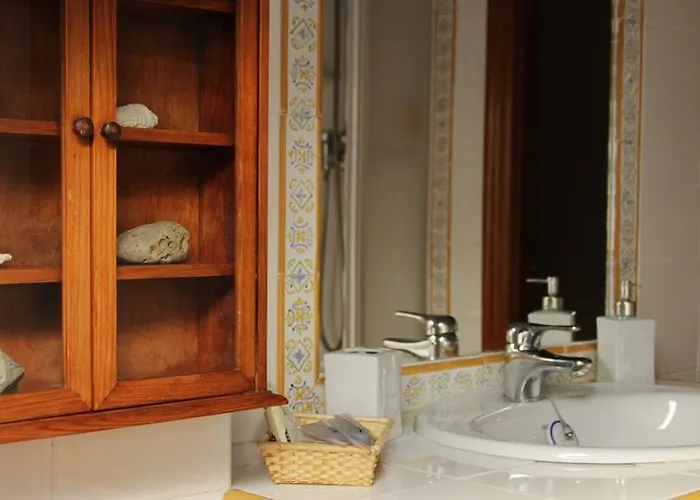 Trisqueles Y Buganvillas 비야비시오사