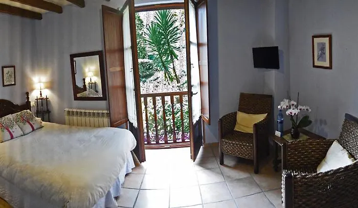 Trisqueles Y Buganvillas