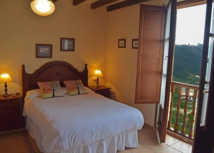 Trisqueles Y Buganvillas