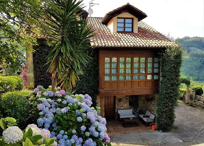 Trisqueles Y Buganvillas * Villaviciosa (Asturias)