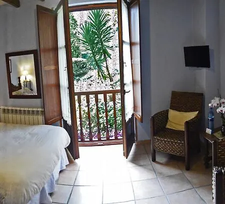 Trisqueles Y Buganvillas